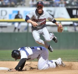 Twins Tolbert turns double play against White Sox in Chicago 2
