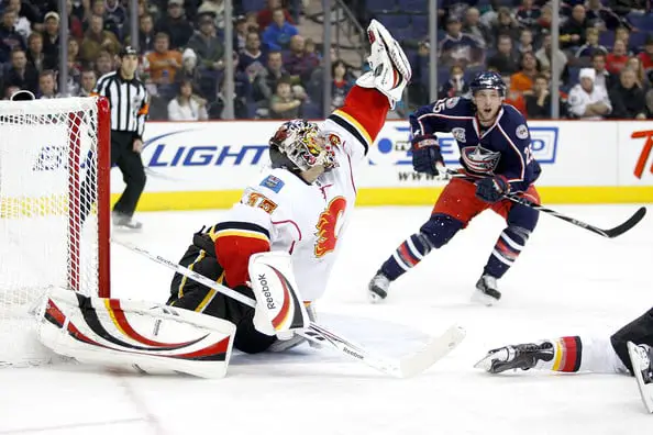 Blackhawks acquire goalie, add pressure to Ray Emery