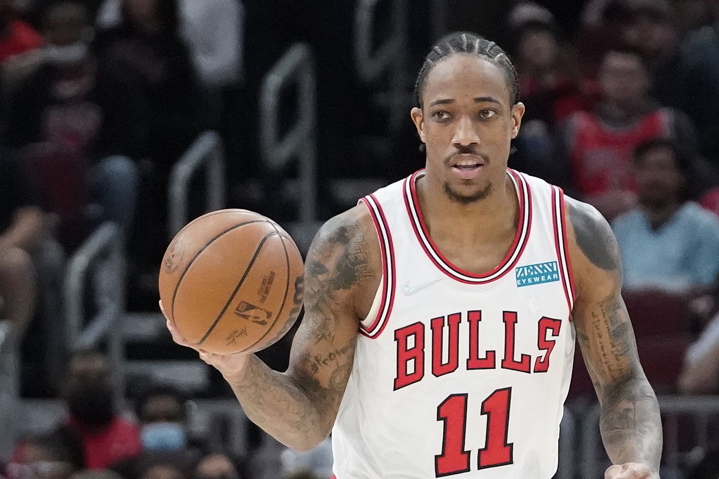 DeMar DeRozan beats Lauri Markkanen, Throws Down Sick Reverse Dunk