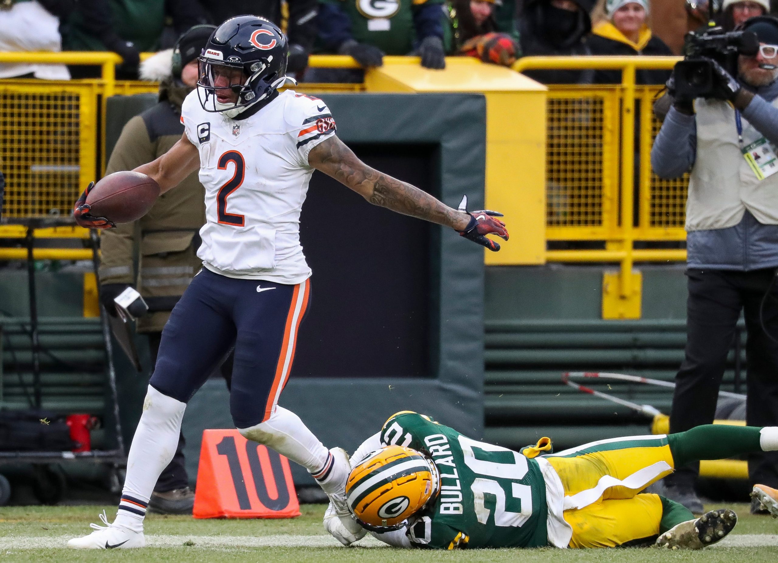 Chicago Bears’ Caleb Williams, DJ Moore get Tyreek Hill endorsement from unlikely source