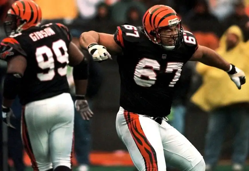Syndication: Cincinnati Kimo von Oelhoffen of the Bengals celebrates after the Browns fumbled in the 2nd quarter at Cinergy Field Sunday. Oliver Gibson is left.