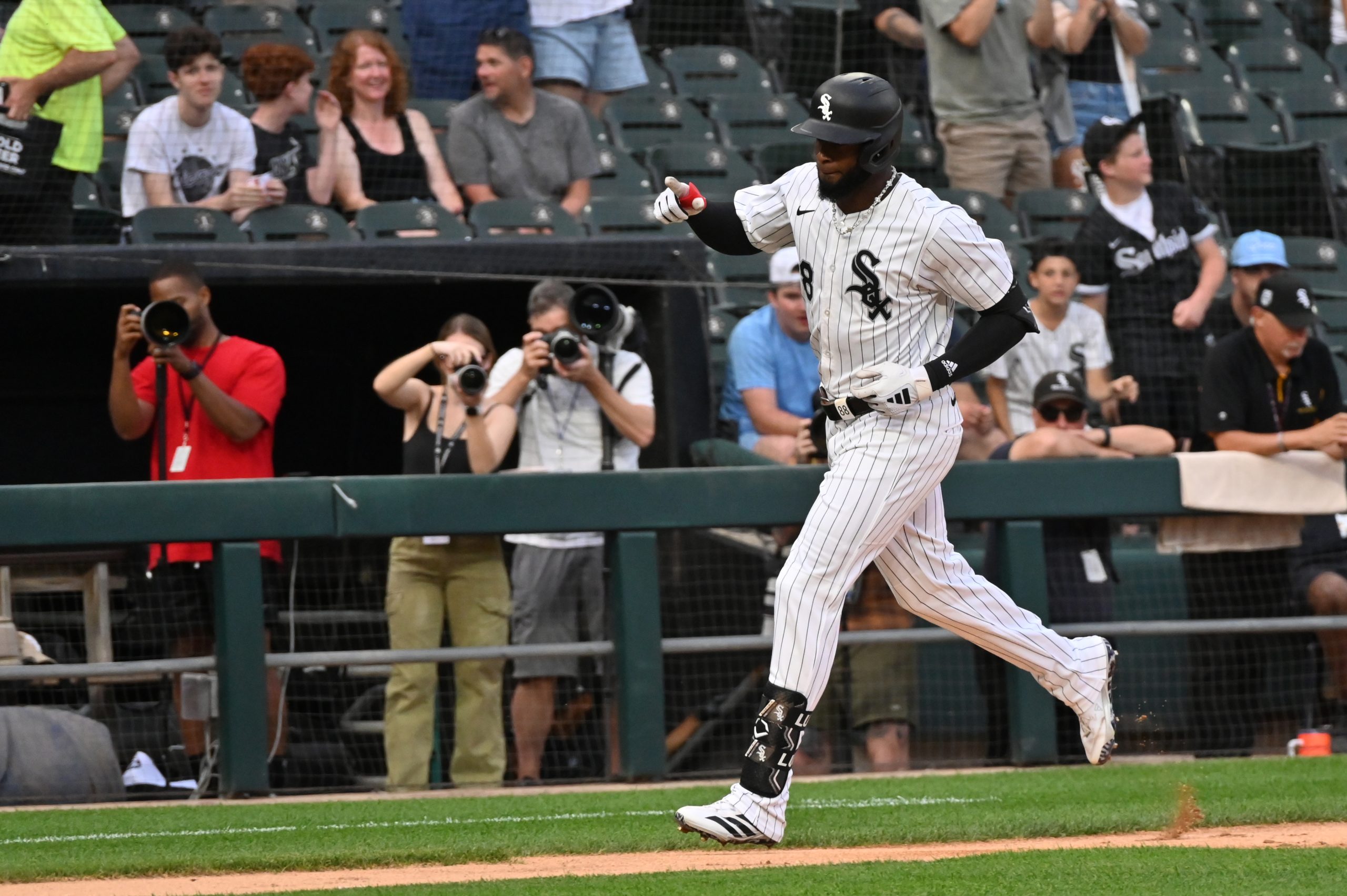 Chicago White Sox’s Luis Robert suffers sudden injury amid trade rumors