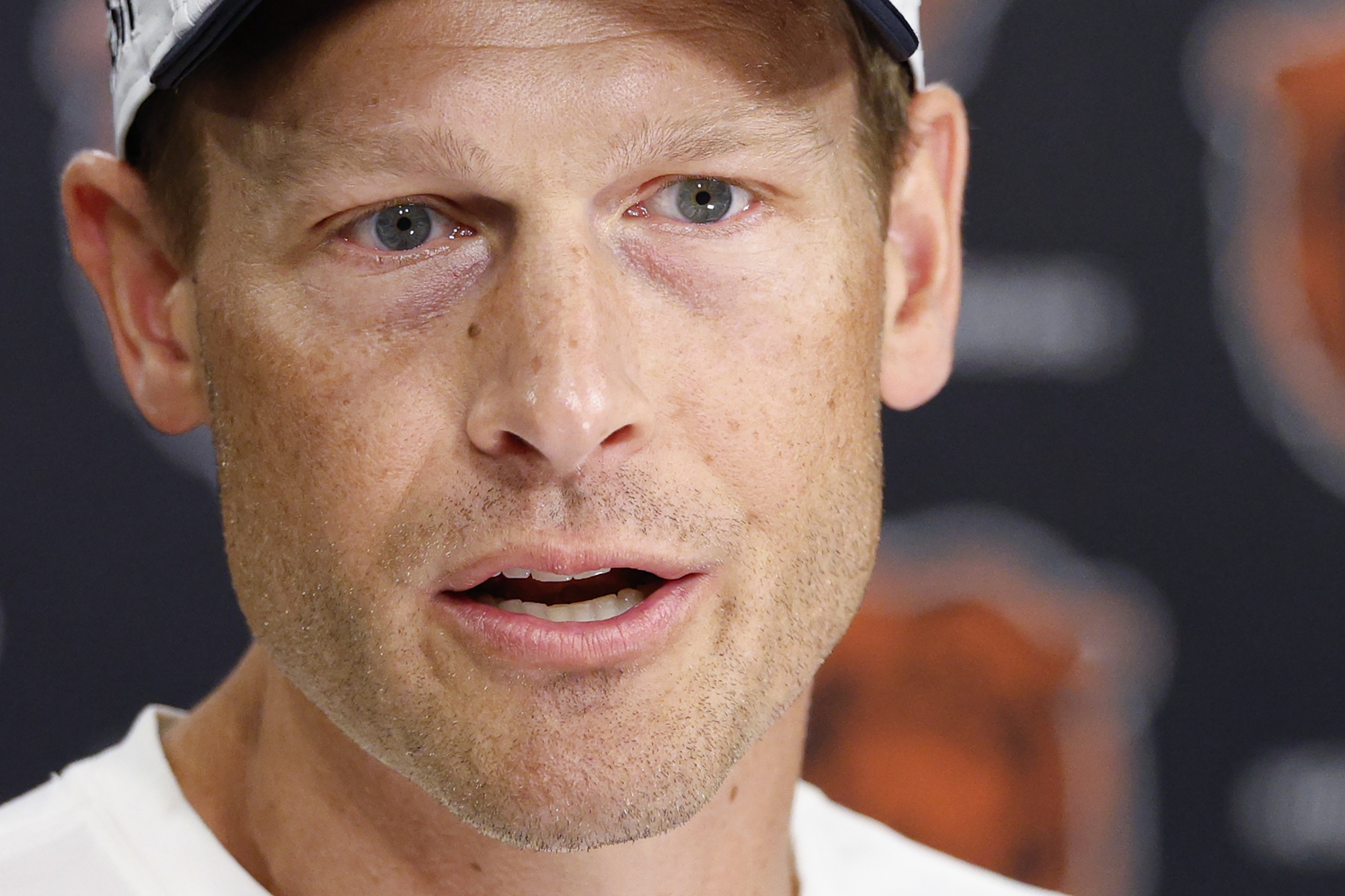 Chicago Bears coach screams at receiver, kicks him out of drill